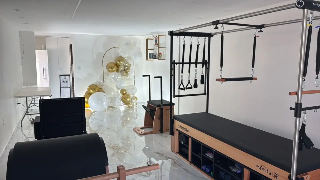 Visão geral da sala e dos aparelhos do Studio Thamires Alves