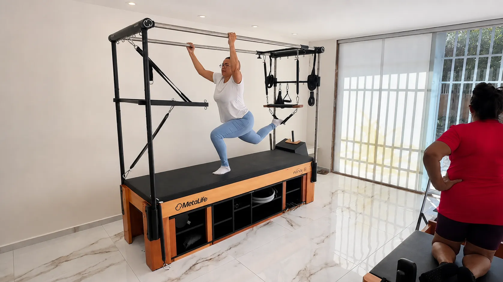 Alunas realizando exercícios nos aparelhos do Studio